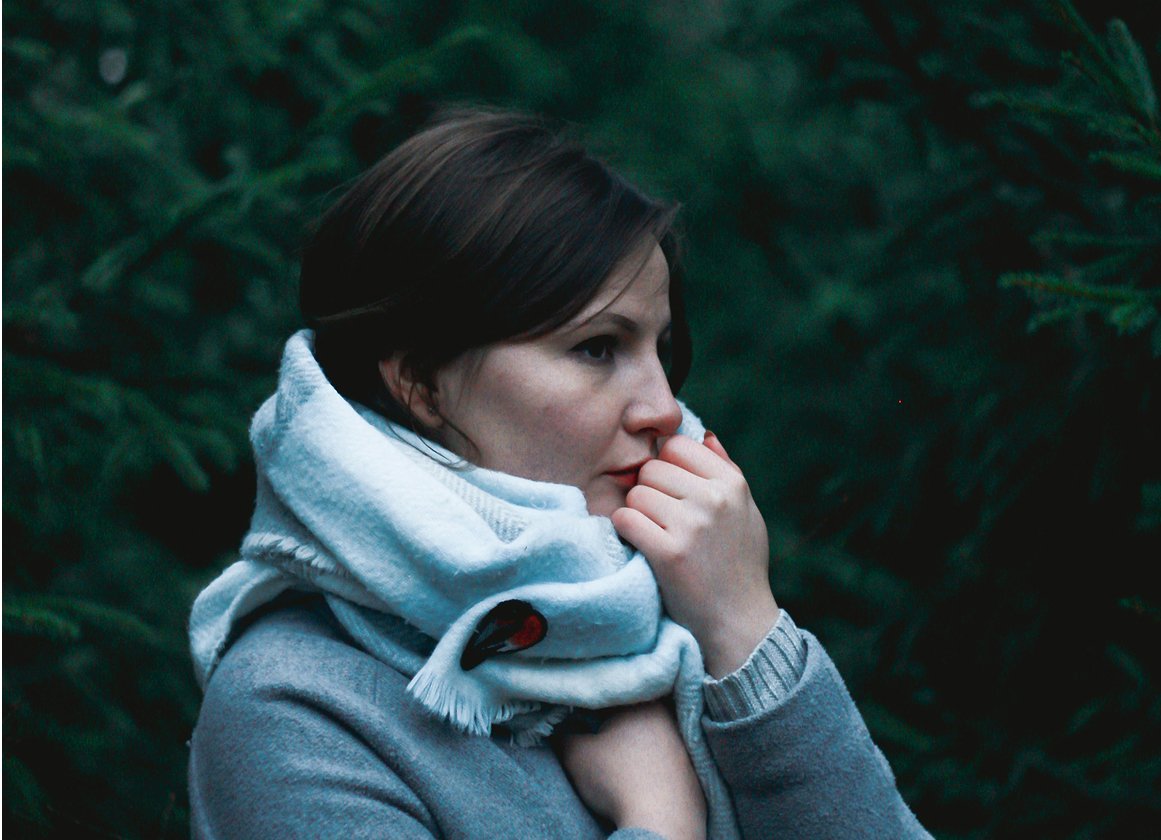 Foto einer jungen Frau mit verunsichertem Gesichtsausdruck