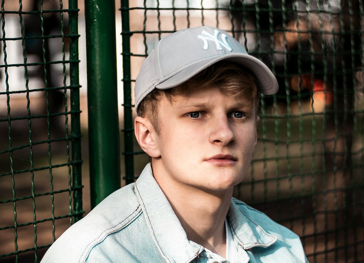 Foto eines jungen, aussiegsinteressierten Mannes mit verunsichertem Gesuchtsausdruck
