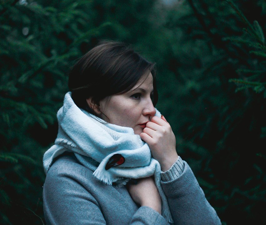 Foto einer jungen Frau mit verunsichertem Gesichtsausdruck