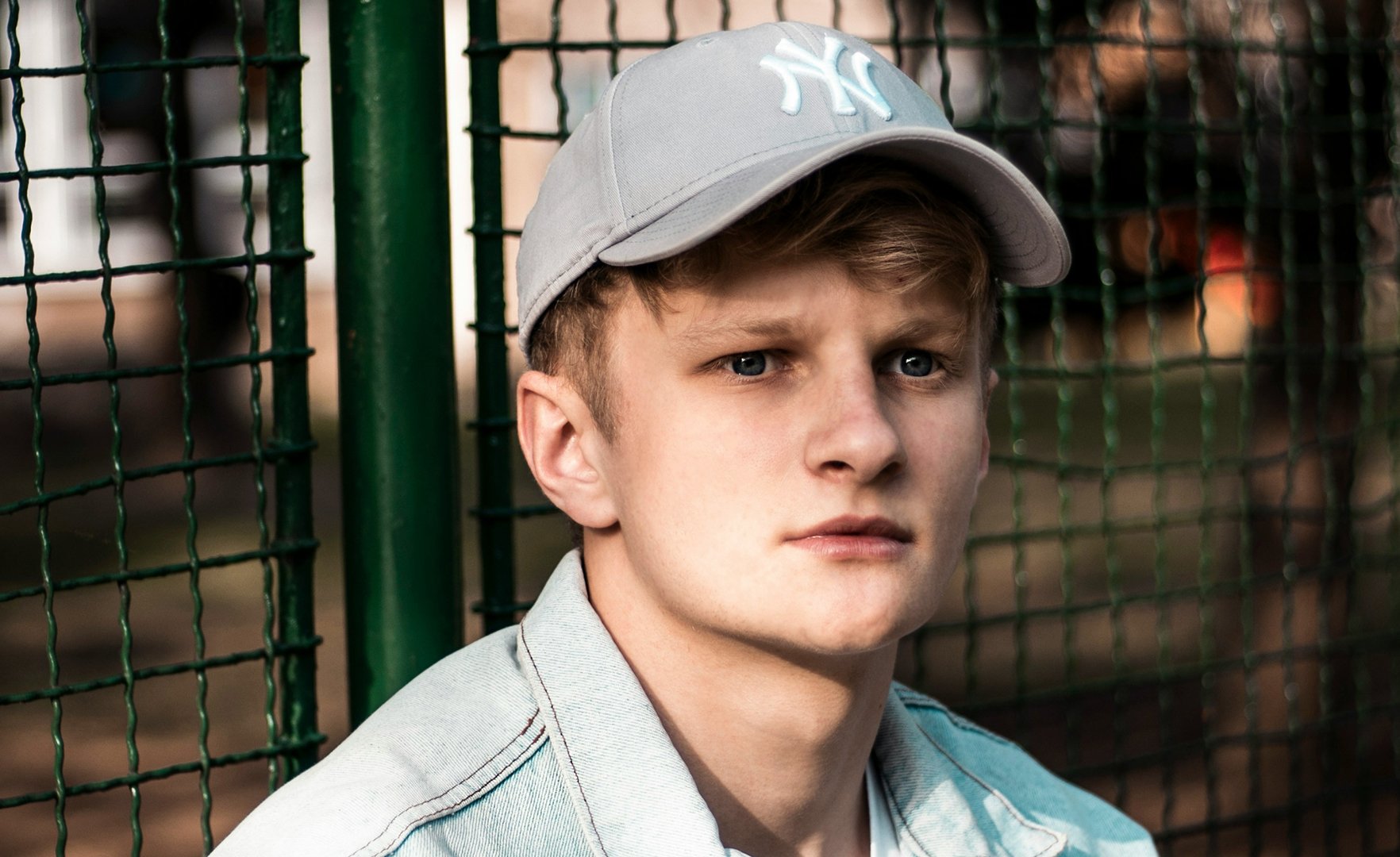 ausstiegsinteressierter-2 Foto eines jungen, ausstiegsinteressierten Mannes mit verunsichertem Gesichtsausdruck